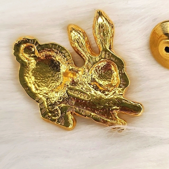Vintage 80s Avon Small Gold Tone Rhinestone Bunny Rabbit Hare Brooch Pin Button - Picture 10 of 10
